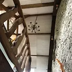 - Close To - Proche De La