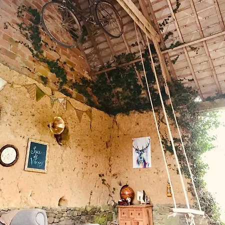 - Close To - Proche De La *