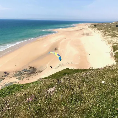 - Close To - Proche De La *