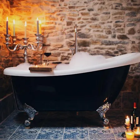 - Close To - Proche De La Glatigny