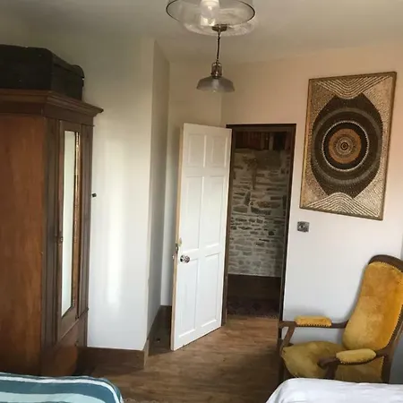 - Close To - Proche De La