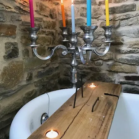 - Close To - Proche De La *