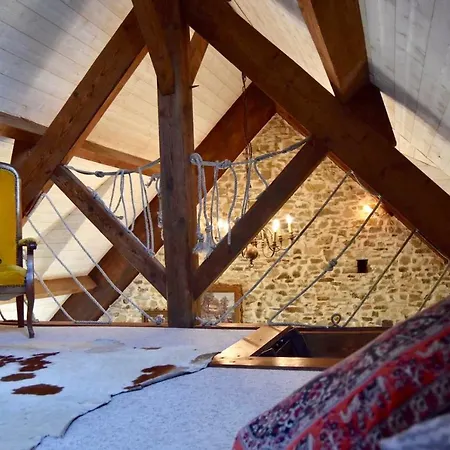 - Close To - Proche De La *