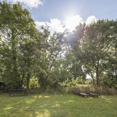 - Close To - Proche De La