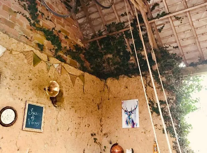 - Close To - Proche De La *