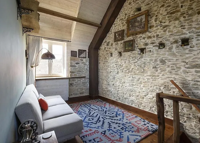 - Close To - Proche De La * Glatigny