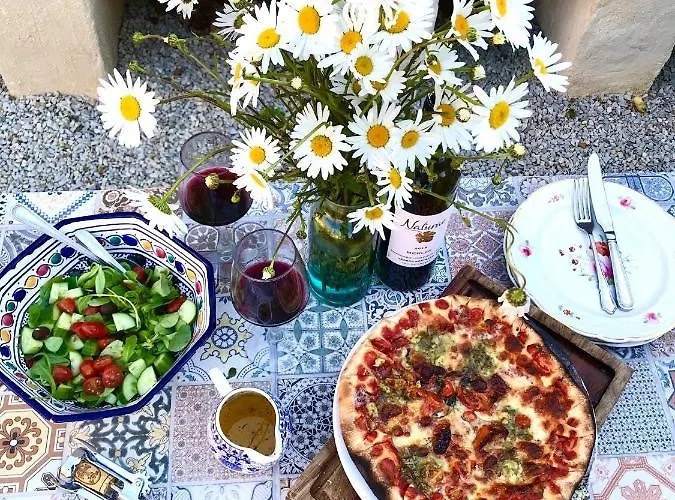 - Close To - Proche De La *