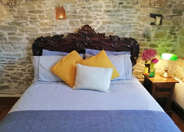 - Close To - Proche De La *