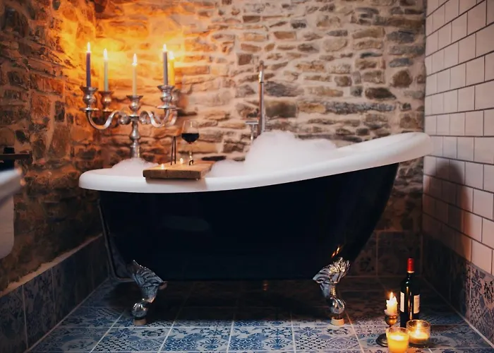 - Close To - Proche De La Glatigny