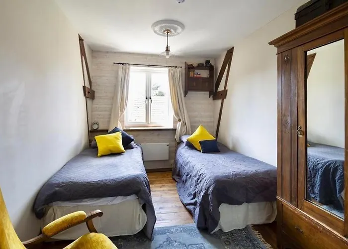 - Close To - Proche De La *