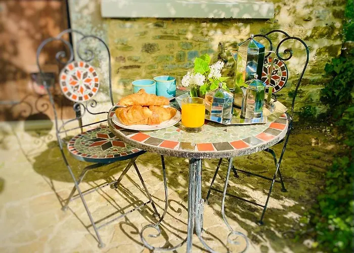 - Close To - Proche De La * Glatigny