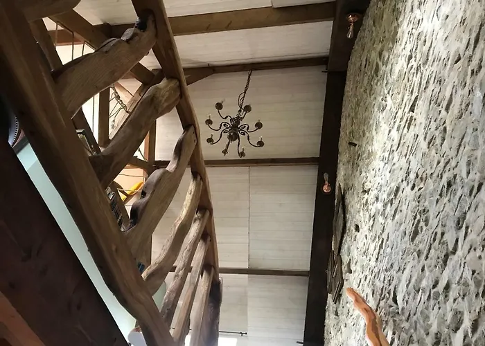 - Close To - Proche De La