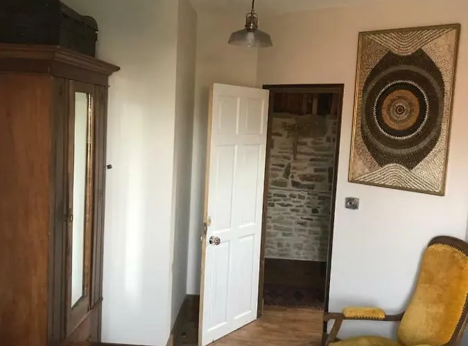 - Close To - Proche De La