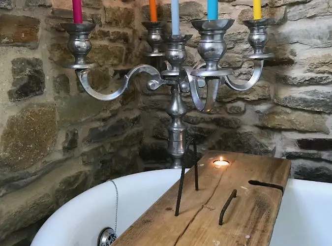 - Close To - Proche De La *