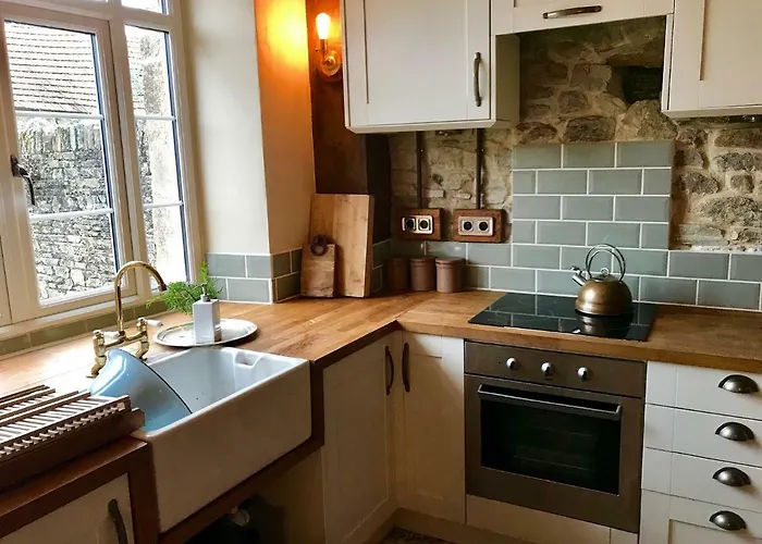 - Close To - Proche De La *