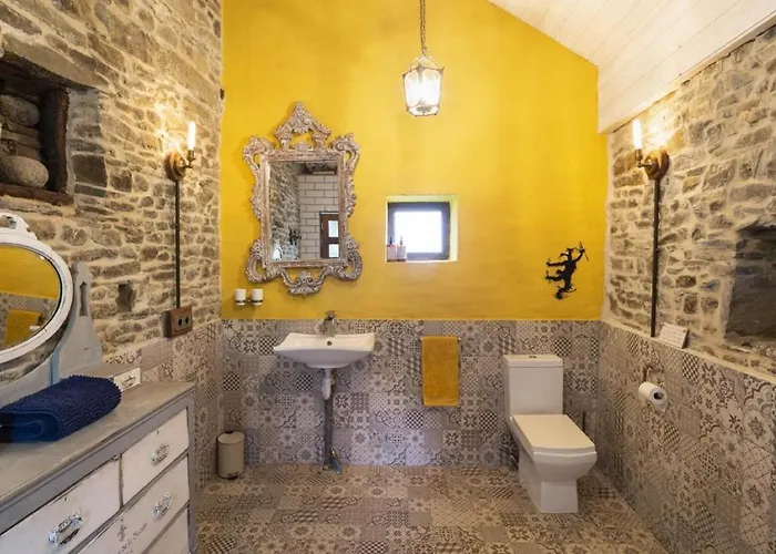 - Close To - Proche De La