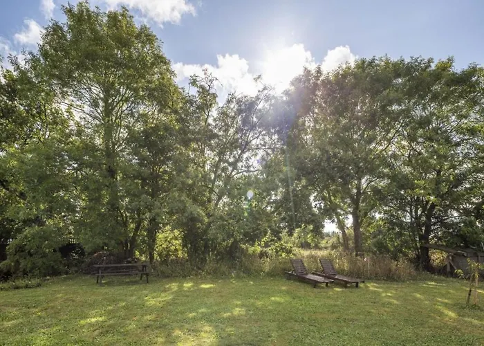 - Close To - Proche De La