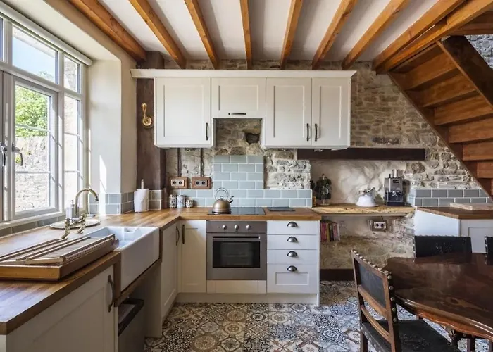 - Close To - Proche De La *