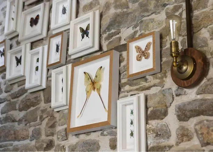 - Close To - Proche De La * Glatigny